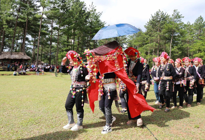 Trong ngày cưới, người đưa cô dâu về nhà chồng phải là chị, em gái, hoặc em gái họ. le-ruoc-dau-090925.jpg