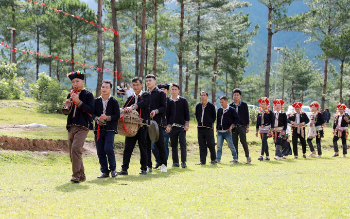Đoàn đón dâu nhà trai thường là người thân, bạn bè, họ đi đón dâu trong trang phục truyền thống, mang theo lễ vật. le-ruoc-dau2-090925.jpg