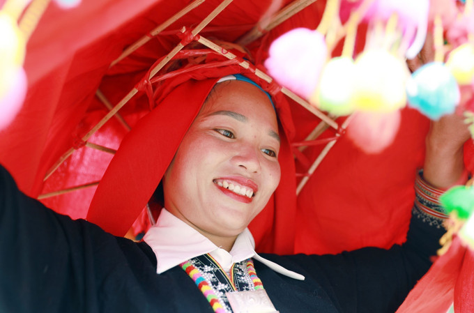 Cô dâu trong trang phục truyền thống và trùm kín khăn trong ngày cưới. le-ruoc-dau9-090925.jpg