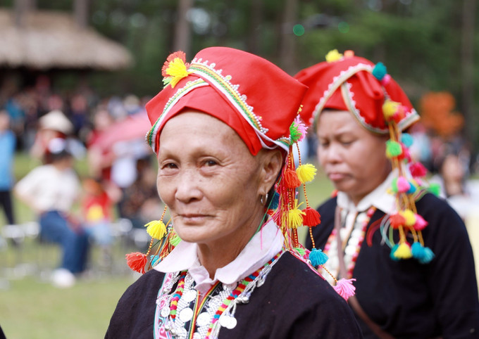 Người thân của cô dâu mặc trang phục truyền thống, mang nét văn hóa đặc trưng của người Dao đỏ. le-ruoc-dau11-090925.jpg