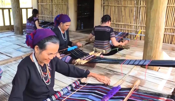 Dệt thổ cẩm làng Teng của người Hre (huyện Ba Tơ) luôn được nhiều du khách mua làm quà tặng khi đến tham quan. Ảnh: Hải Âu/TTXVN du-lich-170625.jpg