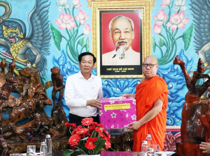 Ông Đỗ Thanh Bình, Ủy viên Trung ương Đảng, Bí thư Thành ủy Cần Thơ thăm, tặng quà đại diện chùa Som Rong (phường Sóc Trăng) nhân dịp lễ Sene Dolta. can-tho4-170925.jpg
