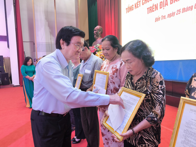 Nguyên Chủ tịch nước Trương Tấn Sang trao quà và quyết định nhận nhà cho các hộ dân. Nguyên Chủ tịch nước Trương Tấn Sang trao quà và quyết định nhận nhà cho các hộ dân.