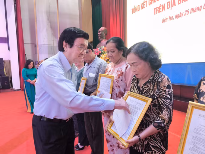 Nguyên Chủ tịch nước Trương Tấn Sang trao quà và quyết định nhận nhà cho các hộ dân.