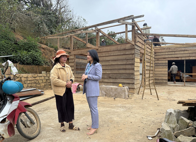 Bà Lơ Mu Ka Jiêng (thôn 3, xã Đạ Sar) huy động người thân tháo dỡ nhà gỗ cũ để chuẩn bị xây nhà mới từ chương trình xoá nhà tạm, nhà dột nát của địa phương. Bà Lơ Mu Ka Jiêng (thôn 3, xã Đạ Sar) huy động người thân tháo dỡ nhà gỗ cũ để chuẩn bị xây nhà mới từ chương trình xoá nhà tạm, nhà dột nát của địa phương.