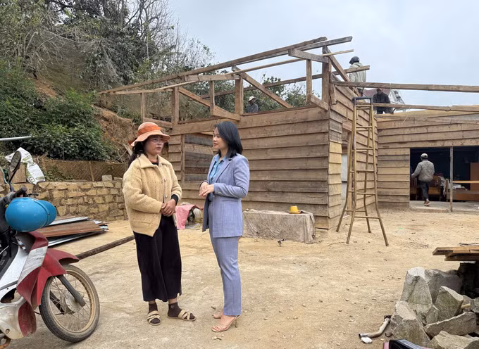 Bà Lơ Mu Ka Jiêng (thôn 3, xã Đạ Sar) huy động người thân tháo dỡ nhà gỗ cũ để chuẩn bị xây nhà mới từ chương trình xoá nhà tạm, nhà dột nát của địa phương.