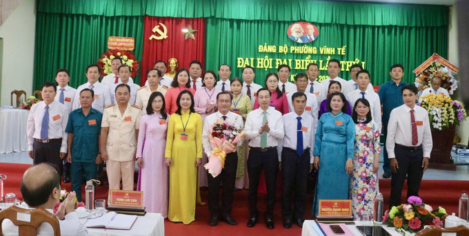 Ban Chấp hành Đảng bộ phường Vĩnh Tế nhiệm kỳ 2025 – 2030 ra mắt đại hội. Ảnh: Thanh Sang/TTXVN vinh-te3-220825.jpg