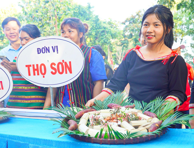 Đời sống ngày càng phát triển, thị trường xuất hiện nhiều món ẩm thực đặc trưng của các vùng miền, thế nhưng cơm lam vẫn là món ăn truyền thống, mang đậm nét đặc trưng riêng có của đồng bào S’tiêng. dong-nai3-290725.jpg