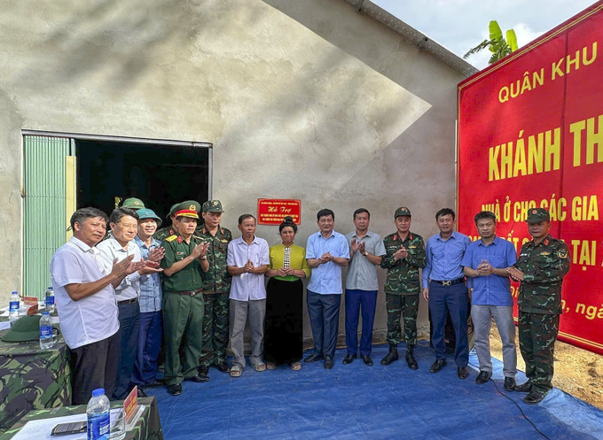 Khánh thành, bàn giao nhà cho người dân bị mất nhà do thiên tai ở xã Mường Luân. Ảnh: TTXVN phát dien-bien-110925.jpg