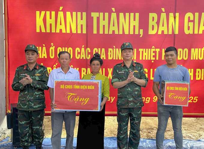 Bộ Chỉ huy Quân sự tỉnh Điện Biên tặng quà các hộ dân vùng lũ. Ảnh: TTXVN phát dien-bien2-110925.jpg