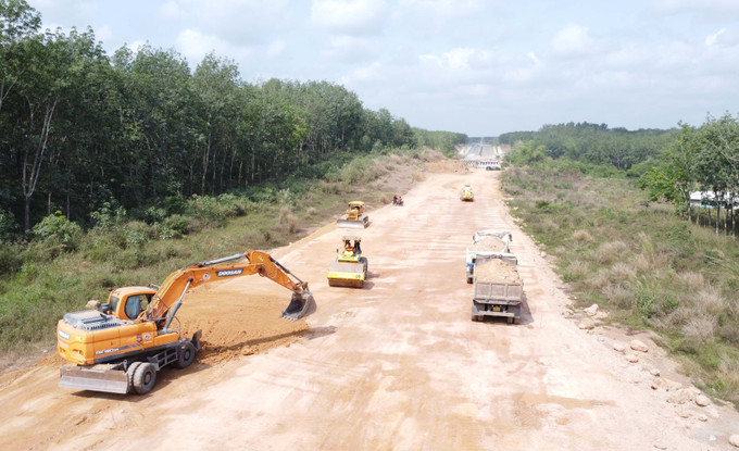 Đường dẫn vào Bình Phước trên tuyến đường Đồng Phú – Bình Dương, đoạn cầu suối Rạc, đang được gấp rút thi công. Ảnh: Đậu Tất Thành/TTXVN bp2-300525.jpg