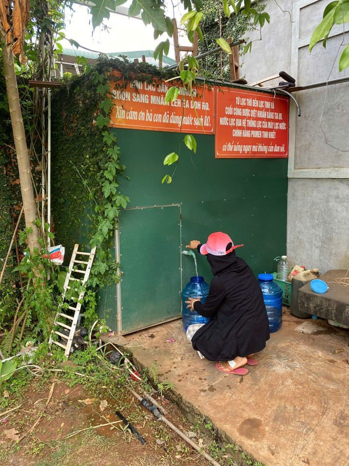 Người dân tại buôn Hwe (xã Ea Kao, tỉnh Đắk Lắk) sử dụng nước sạch từ hệ thống lọc nước do bác sĩ Nguyễn Thị Tuyết Vân cùng các cộng sự triển khai. Ảnh: TTXVN phát bac-si2-181025.jpg