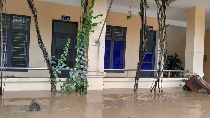 Trường Tiểu học Lưu Kiền 2 (xã Tương Dương) bị ngập trong mưa lũ. Ảnh: TTXVN phát truong-hoc2-230725.jpg
