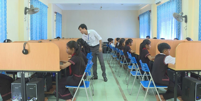Một tiết học của học sinh học trường Phổ thông Dân tộc Nội trú THCS Sơn Hà, huyện Sơn Hà (cũ). Ảnh minh họa: TTXVN phát quang-ngai-060825.jpg