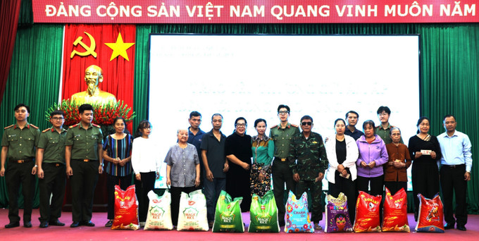 Trao quà hỗ trợ cho các hộ dân bị ảnh hưởng lũ tại phường Hà Giang 2. tuyen-quang3-271025.jpg