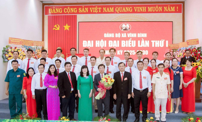 Ban Chấp hành nhiệm kỳ mới ra mắt Đại hội. Ảnh: Lê Sen/TTXVN Ban Chấp hành nhiệm kỳ mới ra mắt Đại hội. Ảnh: Lê Sen/TTXVN
