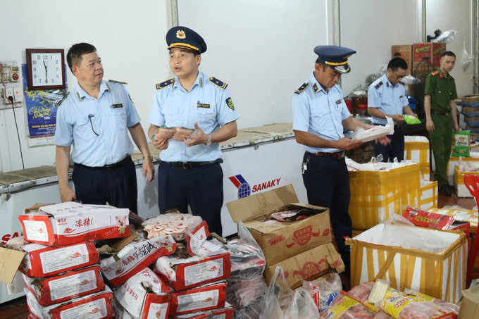 Lực lượng Quản lý thị trường tỉnh Lạng Sơn kiểm kê, thu giữ số thực phẩm đông lạnh không rõ nguồn gốc, xuất xứ. Ảnh: Quang Duy/TTXVN Lực lượng Quản lý thị trường tỉnh Lạng Sơn kiểm kê, thu giữ số thực phẩm đông lạnh không rõ nguồn gốc, xuất xứ. Ảnh: Quang Duy/TTXVN