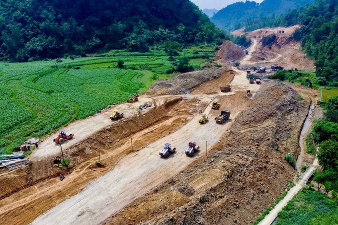 Nhà đầu tư tập trung máy móc, nhân lực thi công dự án đoạn qua huyện Thạch An, cao tốc Đồng Đăng - Trà Lĩnh. Ảnh: Chu Hiệu/TTXVN cao-bang.jpg