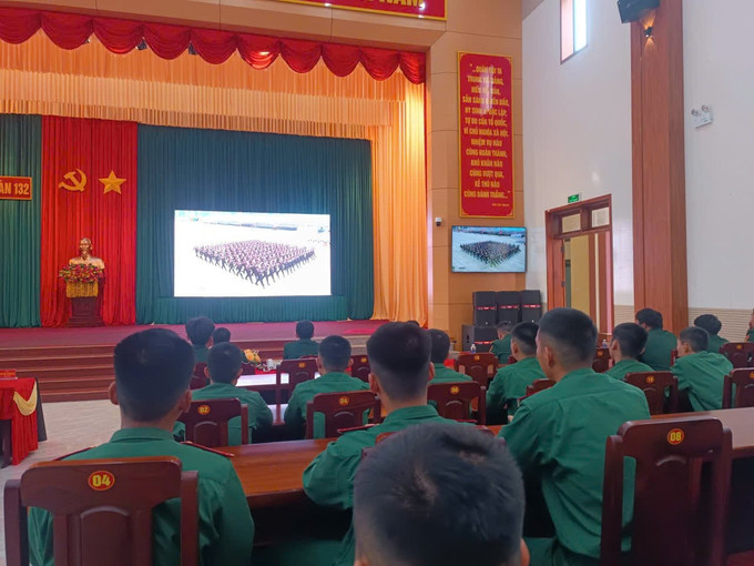Cán bộ, chiến sĩ Lữ đoàn thông tin 132, Binh chủng Thông tin liên lạc tập trung xem diễu binh mừng Quốc Khánh 2/9. gia-lai-020925.jpg