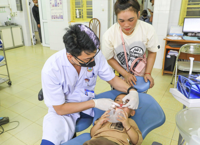 Bác sĩ thăm khám răng, hàm, mặt cho bệnh nhân tại Bệnh viện Đa khoa tỉnh Điện Biên. db-020625.jpg