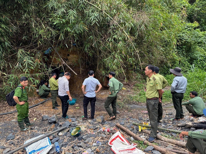 Tiêu hủy lán trại, vật dụng phục vụ khai thác vàng trái phép. Ảnh: TTXVN phát dak-nong5-190625.jpg