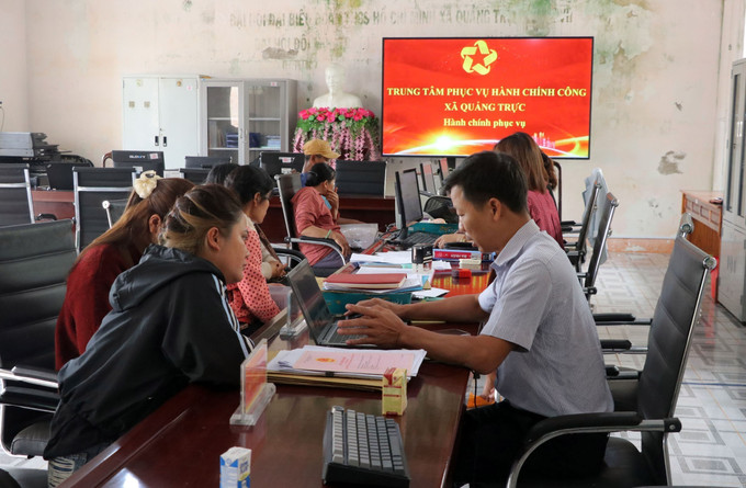Hướng dẫn người dân làm thủ tục hành chính tại Trung tâm Phục vụ hành chính công của xã biên giới Quảng Trực (Lâm Đồng). dvc2-210725.jpg
