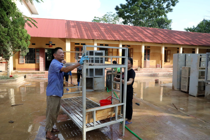 Thầy cô giáo Trường Trung học cơ sở xã Yên Bình, tỉnh Lạng Sơn dọn dẹp vệ sinh, lau dọn các trang thiết bị, đồ dùng để sớm đón học sinh trở lại trường học. Ảnh: Văn Đạt/TTXVN lang-son2-151025.jpg
