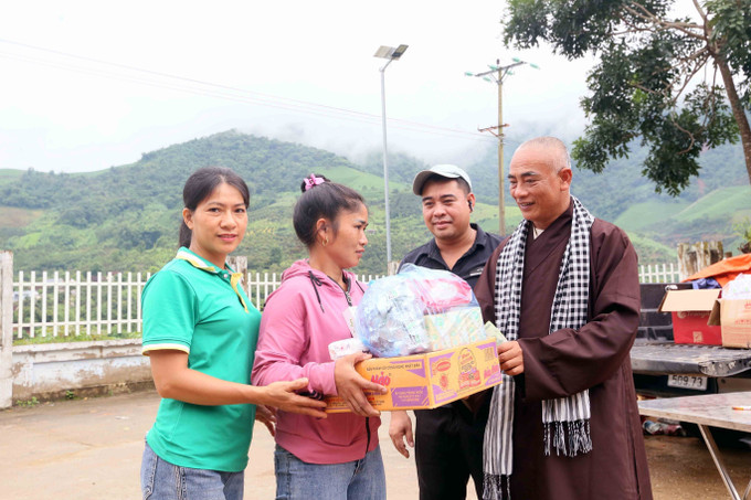 Đoàn thiện nguyện của Thượng tọa Thích Thiện Quý, Trụ trì chùa Tâm Thành, xã Phú Cường, tỉnh Đồng Tháp, tặng quà cho nhân dân xã Huổi Một. son-la2-060825.jpg