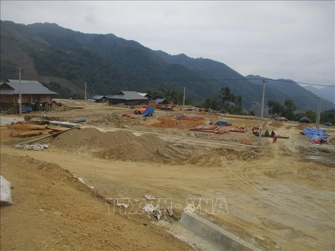 Khu tái định cư bản Ún, xã Mường Lý, huyện Mường Lát đã được xây dựng, nhưng nhiều người dân chưa có kinh phí di dời lên đây. Ảnh: Nguyễn Nam/TTXVN th3-120525.jpg