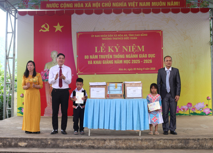 Lãnh đạo xã Hòa An tặng quà thầy và trò Điểm trường THCS Đức Xuân nhân dịp khai giảng năm học mới. cao-bang4-050925.jpg