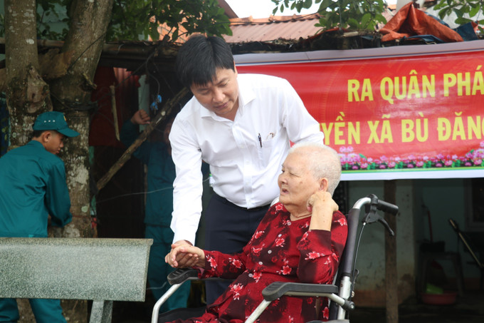 Chủ tịch UBND xã Bù Đăng, tỉnh Đồng Nai Nguyễn Thanh Tùng thăm hỏi bà Huỳnh Thị Mười (thôn Đức Lập). dong-nai2-070725.jpg
