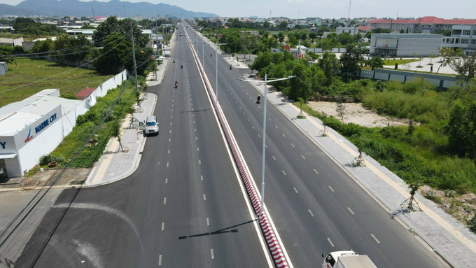 Hệ thống giao thông nông thôn tại huyện Long Đất được đầu tư khang trang, hiện đại. Ảnh: Hoàng Nhị/TTXVN brvt2-280625.jpg