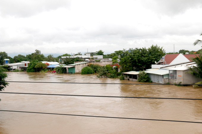 Nhiều nhà dân ven sông Phú Hài, phường Hàm Thắng bị ngập sâu trong nước phải di dời đến nơi ở khác. Ảnh: Nguyễn Thanh/TTXVN lam-dong-291025.jpg
