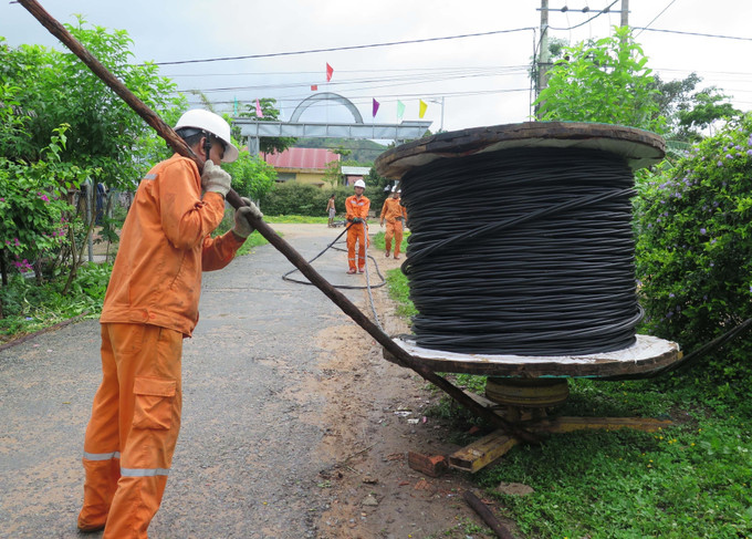 Công nhân Công ty Điện lực Kon Tum thực hiện công trình sửa chữa lớn năm 2025. Ảnh: Dư Toán/ TTXVN kt2-300525.jpg