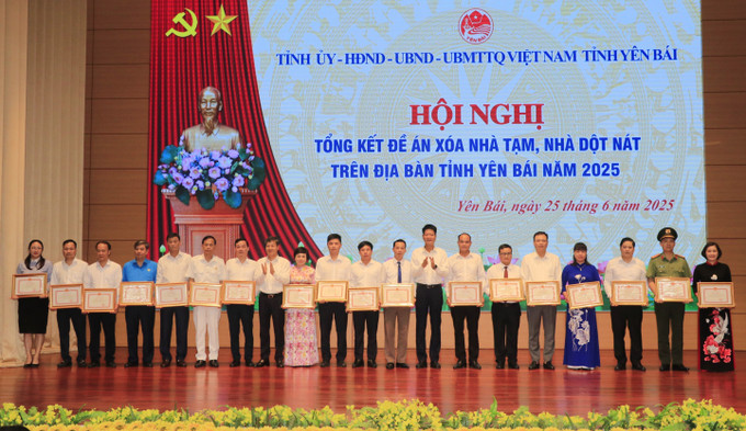 Phó Chủ tịch Thường trực UBND tỉnh Yên Bái Nguyễn Thế Phước tặng Bằng khen cho các tập thể. Phó Chủ tịch Thường trực UBND tỉnh Yên Bái Nguyễn Thế Phước tặng Bằng khen cho các tập thể.