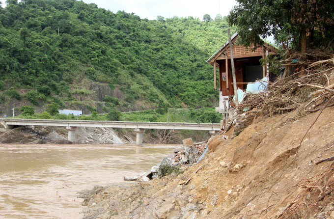 Do không có quỹ đất di dời, hầu hết các gia đình có nhà bị sạt lở phải bám trụ trong những ngôi nhà xiêu vẹo. nghe-an3-040825.jpg