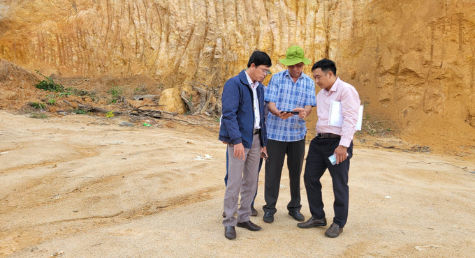 Đoàn kiểm tra Sở Nông nghiệp và Môi trường tỉnh Gia Lai kiểm tra thực tế hiện trường khai thác khoáng sản trái phép khu vực giáp ranh giữa hai xã Chư Đang Ya và Biển Hồ. Ảnh: Hoài Nam/TTXVN gl-110625.jpg