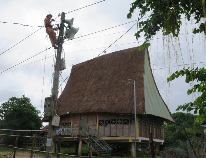 Công nhân Công ty Điện lực Kon Tum thực hiện công trình sửa chữa lớn năm 2025. Ảnh: Dư Toán/ TTXVN kt-300525.jpg