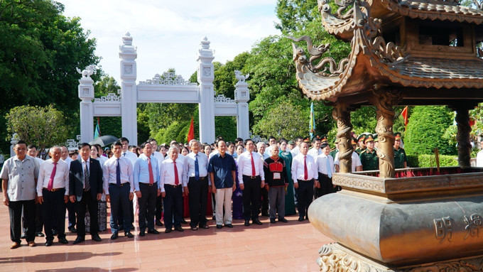 Lãnh đạo tỉnh Gia Lai dâng hương trước Đền thờ Tây Sơn Tam Kiệt. gia-lai-200925.jpg