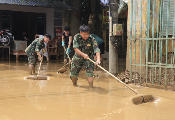 Hình ảnh Bộ đội cụ Hồ có mặt trên các tuyến đường giúp nhân dân khắc phục hậu quả mưa lũ, sớm ổn định cuộc sống. Ảnh: Đinh Thùy/TTXVN lao-cai-041025.jpg