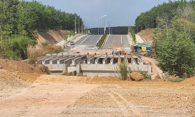 Đường dẫn vào Bình Phước trên tuyến đường Đồng Phú – Bình Dương, đoạn cầu suối Rạc, đang được gấp rút thi công. Ảnh: Đậu Tất Thành/TTXVN bp-300525.jpg