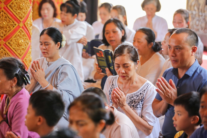 Phật tử tham gia Lễ dâng y tắm mưa. le-dang-y-tam-mua-8-060725.jpg
