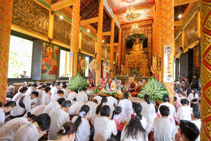 Phật tử tham gia Lễ dâng y tắm mưa. le-dang-y-tam-mua2-060725.jpg