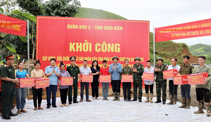 Quân khu 2, UBND tỉnh Điện Biên và Bộ CHQS tỉnh Điện Biên tặng quà cho người dân trên địa bàn các xã bị thiệt hại do lũ quét, sạt lở đất. dien-bien-080825.jpg