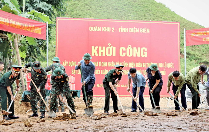 Các đại biểu thực hiện nghi thức động thổ, khởi công xây dựng nhà ở mới cho đồng bào thị thiệt hại do mưa lũ. dien-bien2-080825.jpg