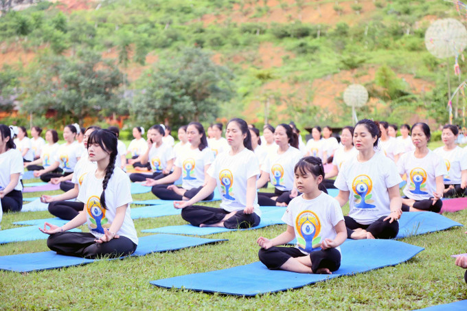 Màn đồng diễn giao thức Yoga phổ biến với hơn 200 thành viên đến từ các câu lạc bộ Yoga trên địa bàn thành phố Sơn La và thị xã Mộc Châu. Màn đồng diễn giao thức Yoga phổ biến với hơn 200 thành viên đến từ các câu lạc bộ Yoga trên địa bàn thành phố Sơn La và thị xã Mộc Châu.