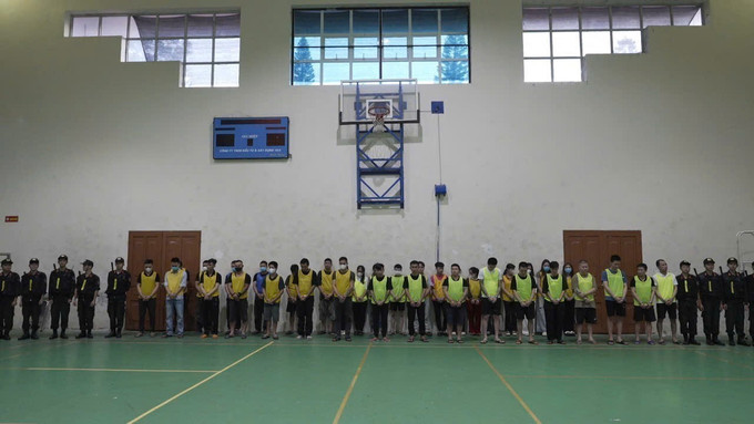 Các đối tượng trong đường dây lừa đảo xuyên quốc gia bị Công an tỉnh Cao Bằng bắt giữ. Ảnh: TTXVN phát cao-bang-150925.jpg