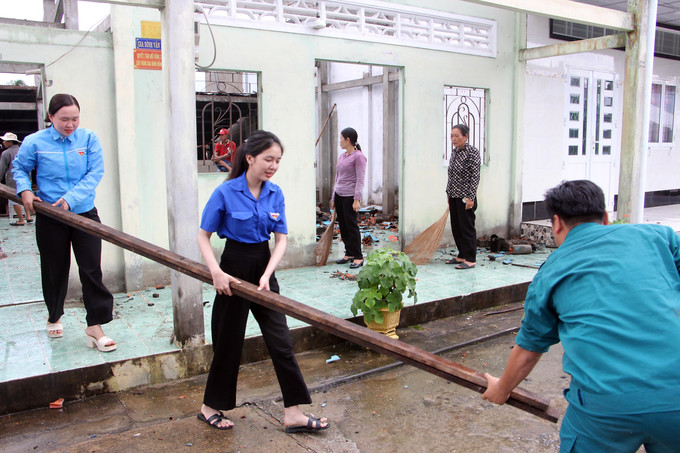 Đoàn thanh niên tại cơ sở ra quân hỗ trợ gia đình chính sách tháo dỡ để xây dựng mới nhà ở. Ảnh: Trung Kiên/TTXVN ca-mau-310725.jpg