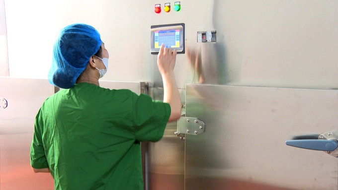Sản phẩm được sản xuất qua nhiều quy trình khép kín. Ảnh: TTXVN phát chuoi-200825.jpg