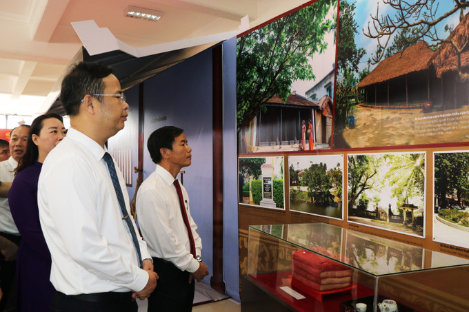 Đại biểu tham quan triển lãm. trien-lam2-210525.jpg